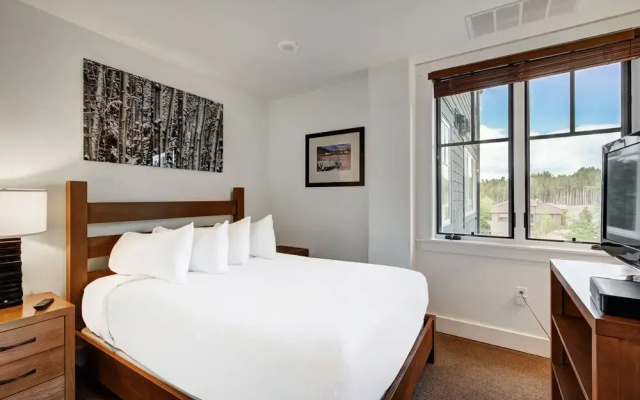 Spacious 4 Bedroom  Steps From Winter Activities Condo by RedAwning