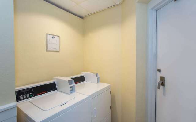 Days Inn & Suites by Wyndham Tallahassee Conf Center I-10