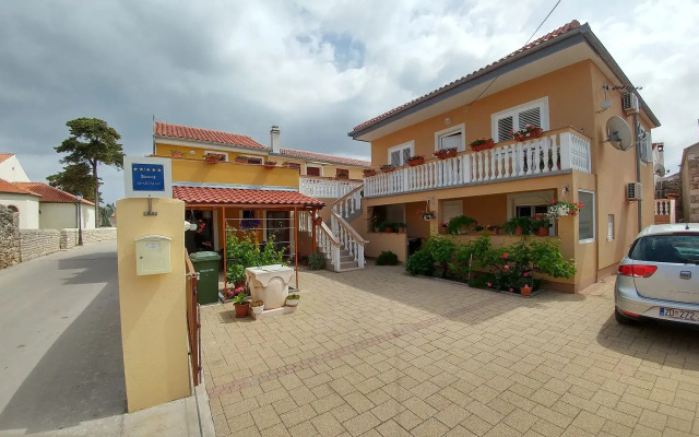 Apartment Nadica - free parking A1 Nin, Zadar riviera
