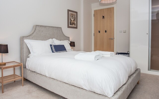 Beautiful Duplex Flat, sleeps 6, close to tube