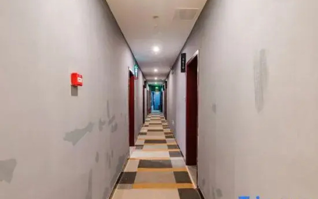 Shell Xinyang Huangchuan Country Railway Station Hotel