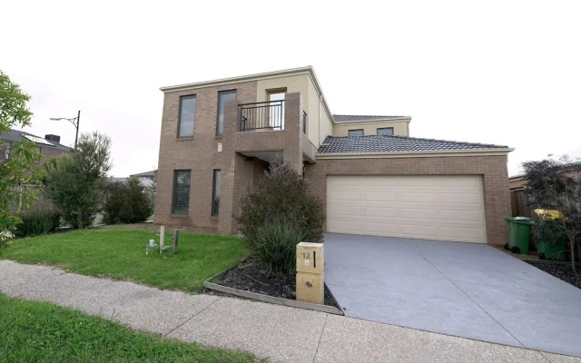 Modern 6BRM House Big Group at Pakenham