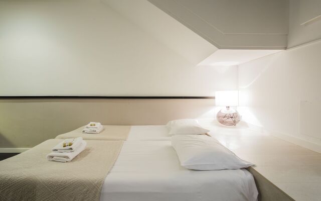 Liceu Apartments by gaiarooms