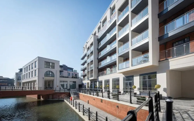 Super Vibrant 2 Bedroom With Parking
