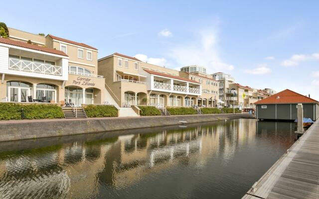 Spacious Luxury Apartment With Beautiful Views of the Marina