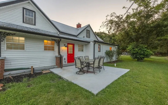 The Bulldog Farmhouse - 100+ Year old Home