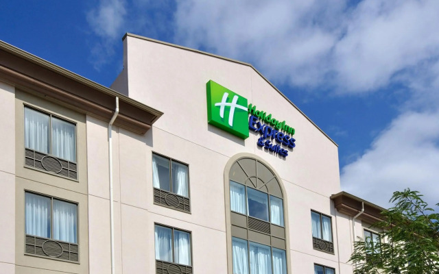Holiday Inn Express Hotel & Suites Ottawa Airport by IHG