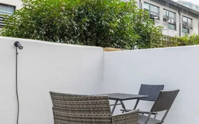 Beautifully Presented 2BD Flat W/patio- Kensington