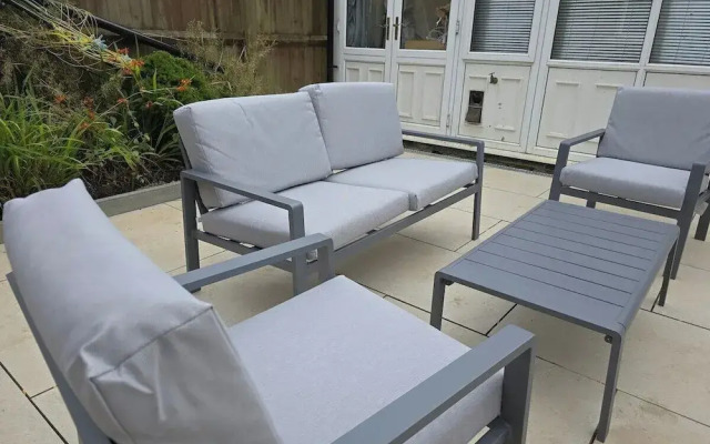 Spacious 6-bed house - 12 mins Gatwick