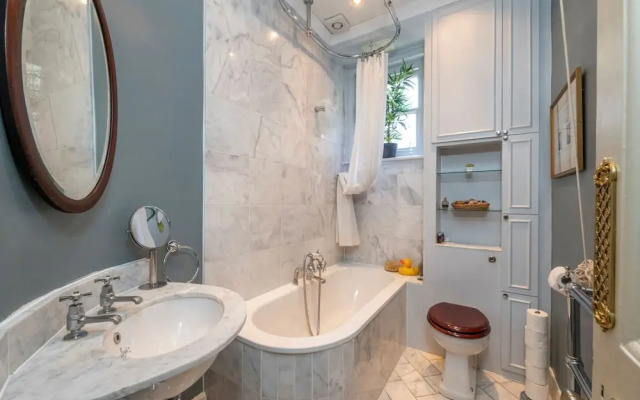 The Grand Old Boy - Marylebone - by Frankie Says