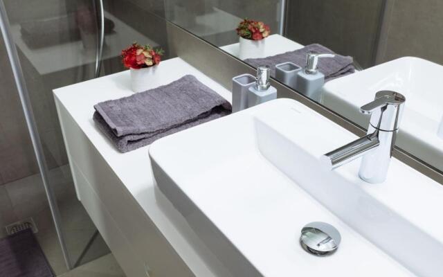 HOMEinTOWN Camoes - Downtown Elegant Studio AC & WIFI