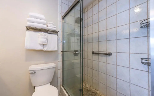 Noelani 304 3bdrm 2.5 Bath 3 Bedroom Condo by RedAwning