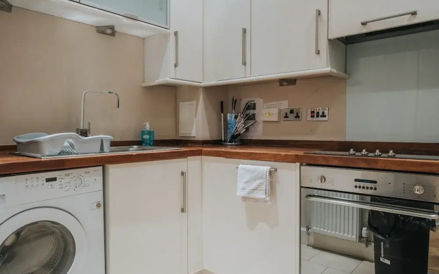 Reizand Apartments, Young St