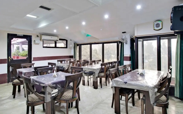 Oyo 26837 Hotel White House