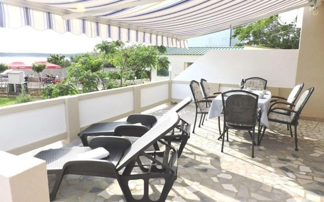 Pet - 20m From the sea - H