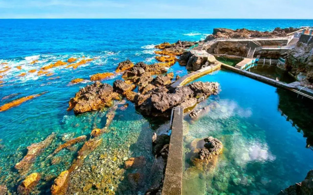Primera línea en piscinas naturales.