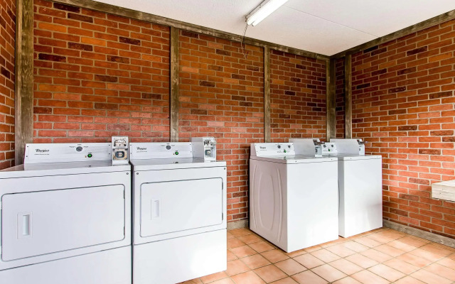 Econo Lodge Inn & Suites