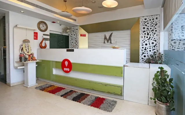 OYO 10965 Emblem Hotel