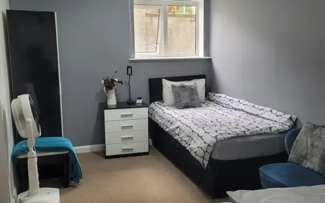 Charming Luton Apartment Retreat