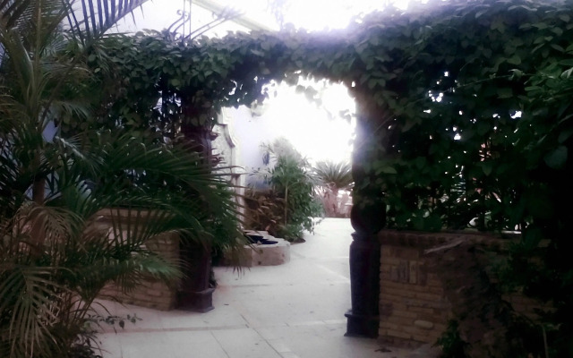 El Encanto Inn