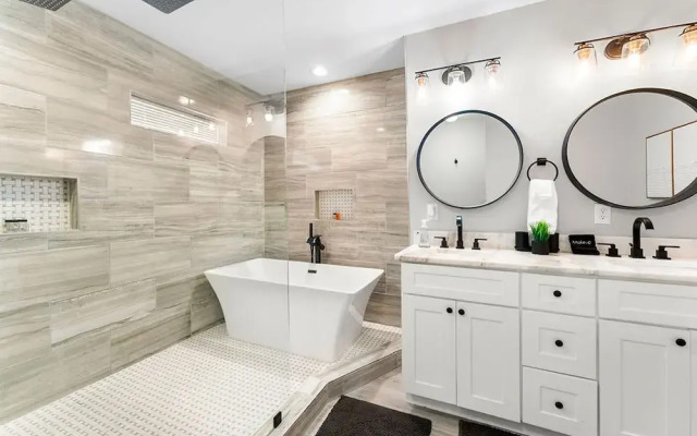 City Oasis With Hot Tub Group-friendly