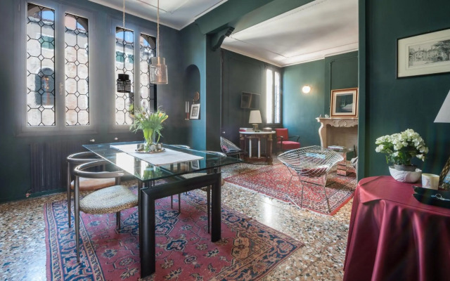 Stylish Renovated Apartment In The Heart Of The City