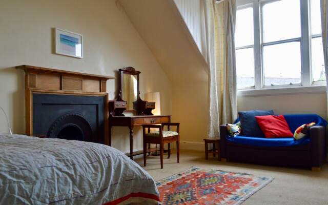 Central Edinburgh 4 Bedroom Flat