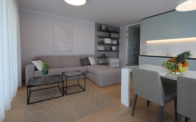 Stylish Apartment 100m from the Beach