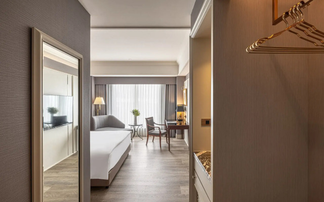 Lakeshore Hotel