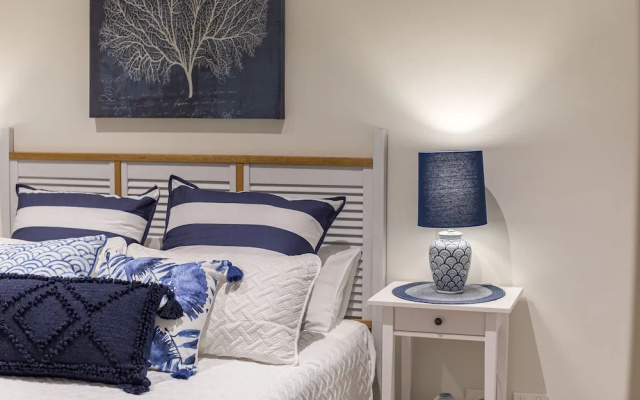 Hamptons Retreat on Level 77 Skytower – Guest Rooms – Brisbane