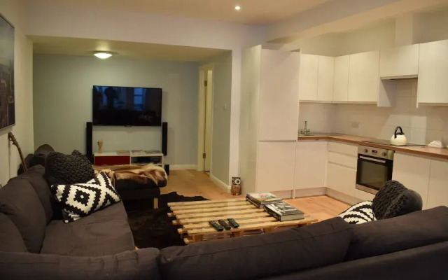 Arty 1 Bedroom Apartment in Camberwell Sleeps 2