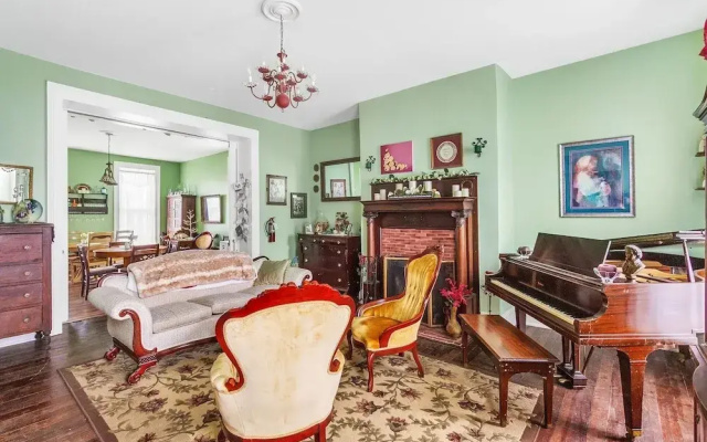 Dickinson Room by Main Street Bed & Breakfast