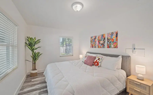 Urban Nest On 8th 4 Bedroom Home