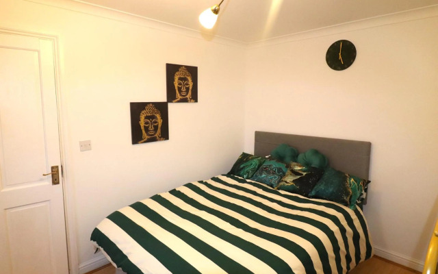 Large Studio Flat - Dartford Town Centre