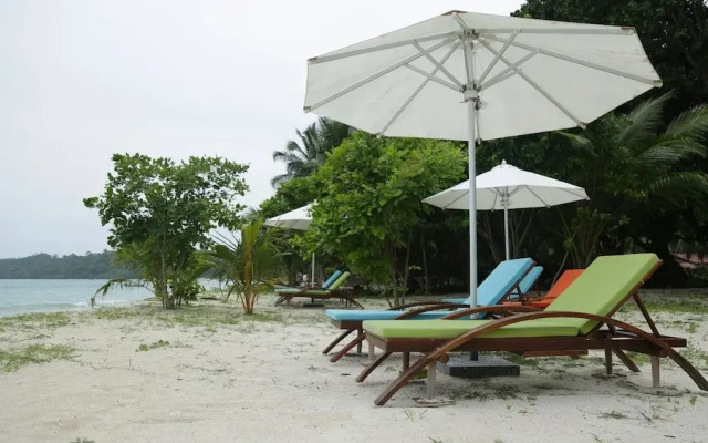 Sandyy Wavess Beach Resort