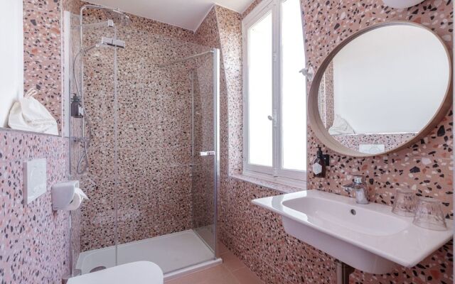 Hôtel Corneille - Entrée autonome, réception en ligne -Encore Mieux