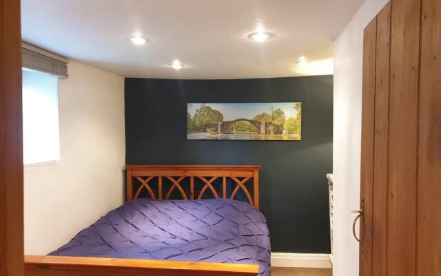 Beautiful 2-bed Cottage in Hurst Green