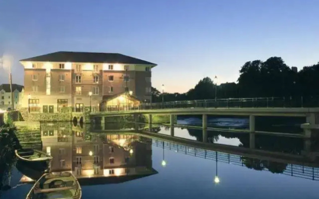 Riverside Suites Hotel