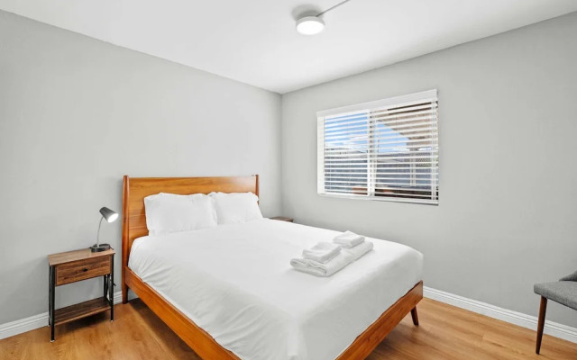 Spacious Retreat Near Iconic LA Sights