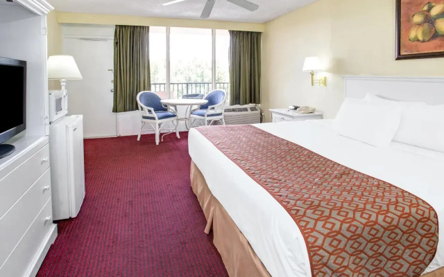 APM Inn & Suites