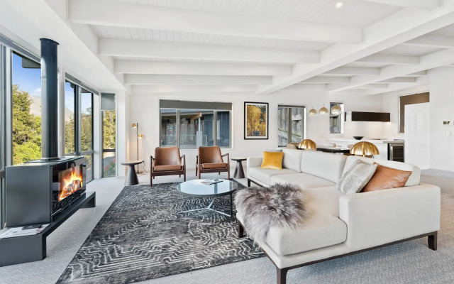 The Rees Hotel, Luxury Apartments & Lakeside Residences