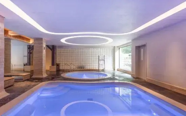 Zhuishan Mingjing Hot Spring Resort Hotel