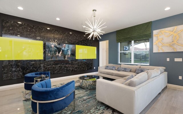 St010v: 10 Bed, Spiderman, Fashionista