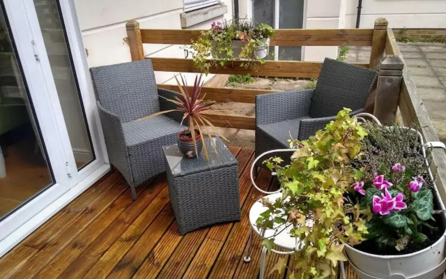 Three Bedroom Apartment by Beautiful Park