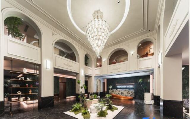 Shanghai People's Square Nanjing East Road Pedestrian Street Treasury Hotel