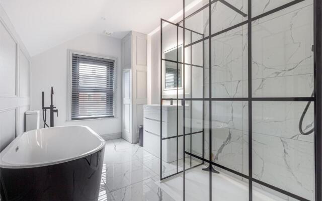 2 Bedroom House- Hereford City Centre with Parking