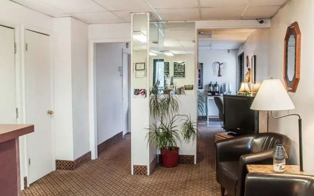 Econo Lodge Watertown