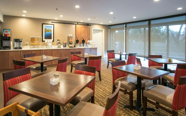 Comfort Suites Oakbrook Terrace near Oakbrook Center