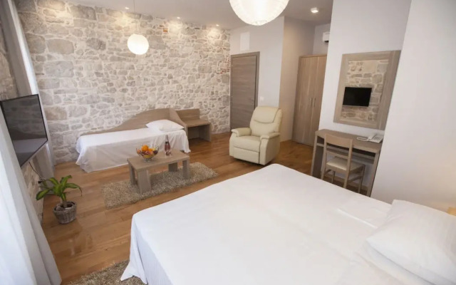 Tifani Luxury Rooms 2