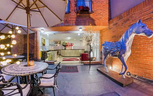 Hotel Hill House Suites